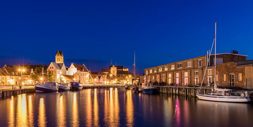 Alter Hafen in der Hansestadt Wismar am Abend von Werner Dieterich