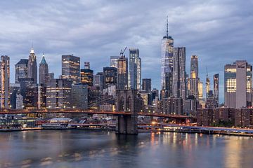 Lower Manhattan mit One World Trade Center & Brooklyn Bridge. von Tubray