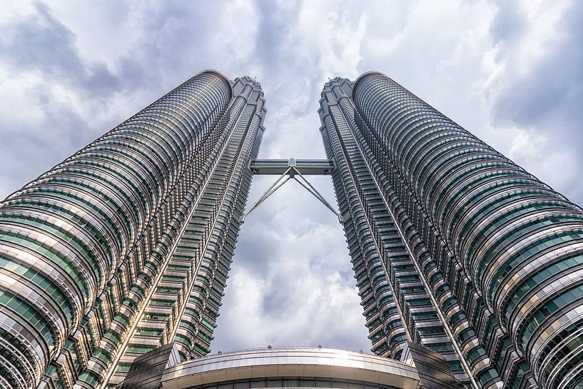 Twin towers in Kuala Lumpur by hugo veldmeijer