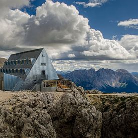 De Santnerpass (Passo Santner) in de Dolomieten met berghut Santerpasshütte van Sean Vos