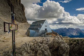 Der Santnerpass (Passo Santner) in den Dolomiten mit Santerpasshütte