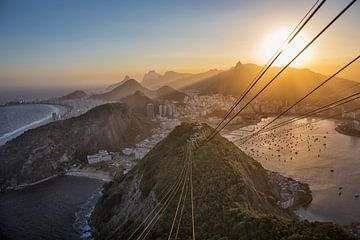 La ville de Rio de Janeiro, de la colline du Pain de Sucre avec derrière elle la baie de Guanabara. sur Tjeerd Kruse