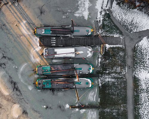 Skûtsjes hivernaux dans le port gelé