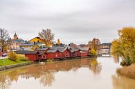 Landschap in plaats Porvo in Finland met houten huizen langs rivier van Ben Schonewille thumbnail