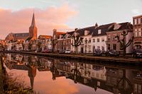 Kleurrijke Schippersgracht in Maarssen met de Vecht en Heilig Hartkerk