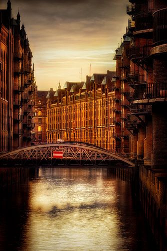Hamburg Speicherstadt bij zonsondergang.