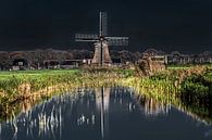 De molen "Het Zwaantje" in Gaasterland, Friesland,  gespiegeld van Harrie Muis thumbnail