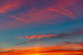 Sonnenuntergang mit erstaunlichen Farben am Himmel im Herbst von Sjoerd van der Wal Fotografie