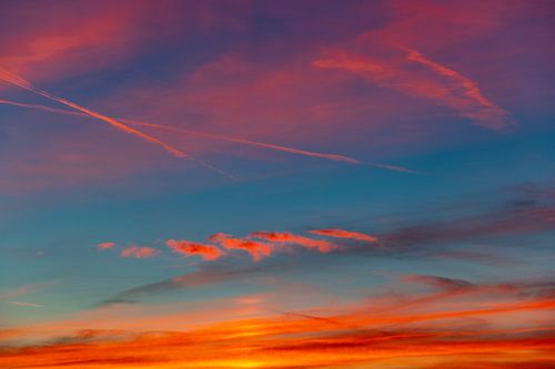 Coucher de soleil avec des couleurs étonnantes dans le ciel en automne
