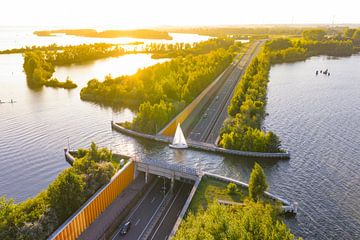 Aqueduc Veluwemeer dans le lac Veluwe avec un bateau naviguant dans l'aqueduc.