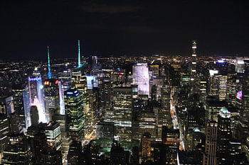 Blick auf die New Yorker Skyline bei Nacht