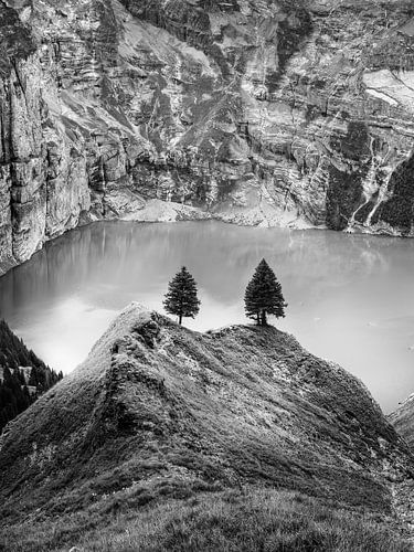 Het Öschinensee-meer in Zwitserland in zwart-wit