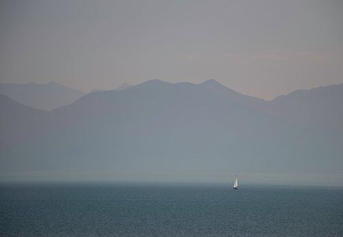 Zeilboot in de mist.