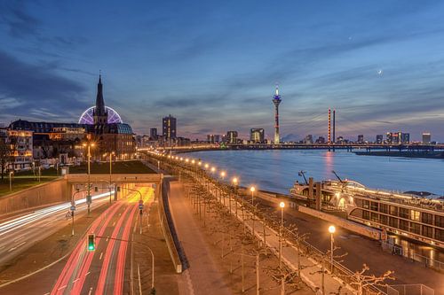 Düsseldorf Rheinufertunnel und Skyline
