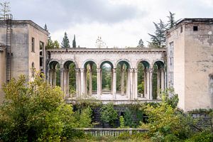 Säulen in einer Reihe. von Roman Robroek – Fotos verlassener Gebäude