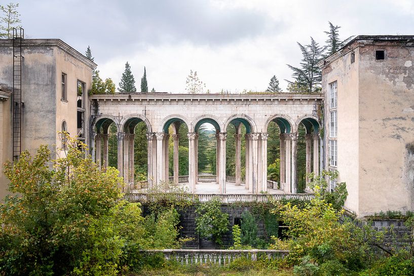 Piliers dans une rangée. par Roman Robroek - Photos de bâtiments abandonnés