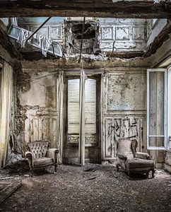 Stühle im baufälligen Wohnzimmer