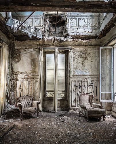 Stoelen in vervallen woonkamer