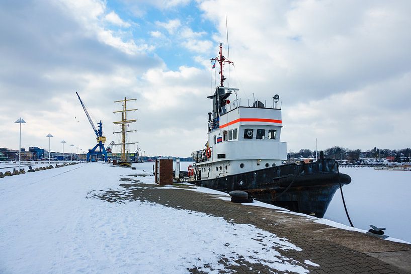 Winter time in the city port of Rostock, Germany van Rico Ködder