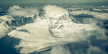 Noorwegen tijdens de winter vanuit de lucht met besneeuwde bergen van Sjoerd van der Wal