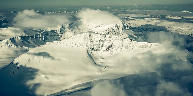 Noorwegen tijdens de winter vanuit de lucht met besneeuwde bergen van Sjoerd van der Wal Fotografie