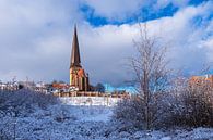 Gezicht op de Petrikirche in de winter in de Hanzestad Rostock van Rico Ködder thumbnail