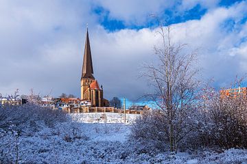 Gezicht op de Petrikirche in de winter in de Hanzestad Rostock