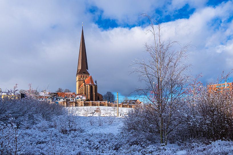 Gezicht op de Petrikirche in de winter in de Hanzestad Rostock van Rico Ködder