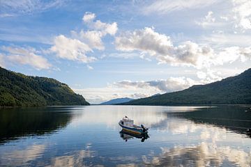 Schitterende rustgevende baai met boot in Puyuhuapi op de carretera austral van Kevin Pluk