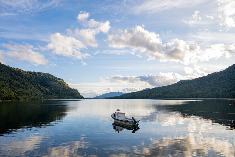 Schöne ruhige Bucht mit Boot in Puyuhuapi an der Carretera Austral von Kevin Pluk