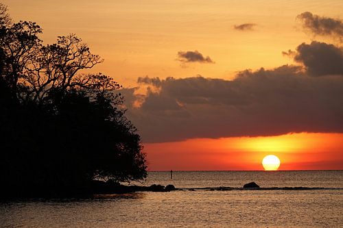 Tropische zonsondergang op Beqa eiland in Fiji