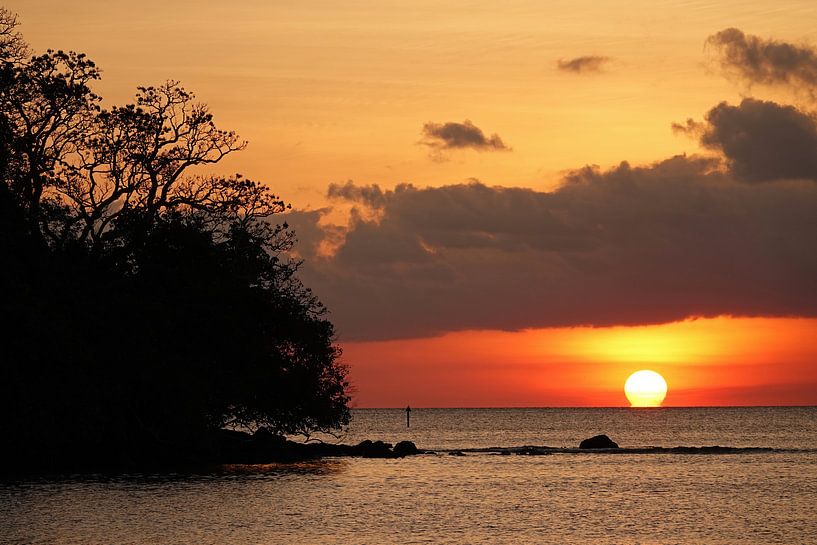 Coucher de soleil tropical sur l'île de Beqa aux Fidji par Aagje de Jong