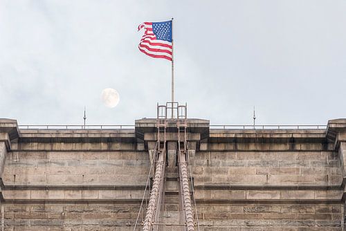 Brooklyn Bridge met maan en Amerikaanse vlag van Wijnand Loven