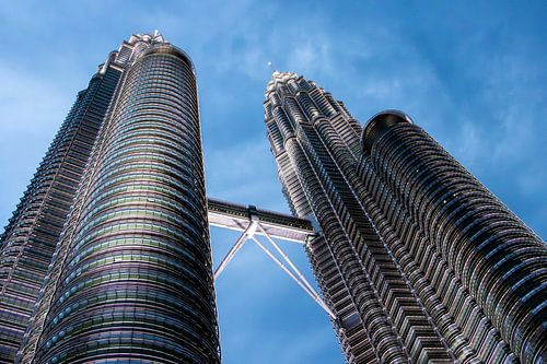 Petronos towers tussen hemel en staal