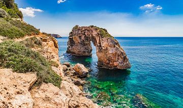 Natuurlijke boog Es Pontas op het eiland Mallorca, Spanje Middellandse Zee van Alex Winter