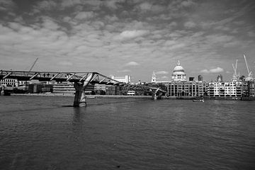 Millennium Bridge en St Pauls Cathedral London van Wytze Plantenga