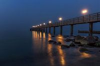 Kühlungsborn pier in mist en duisternis