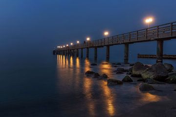 Kühlungsborn pier in mist en duisternis van Holger Bücker