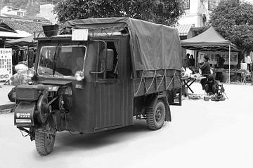Oude tuktuk China van Inge Hogenbijl