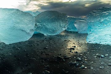 IJsland, Diamant Beach, ijsbergen op het strand van Gert Hilbink