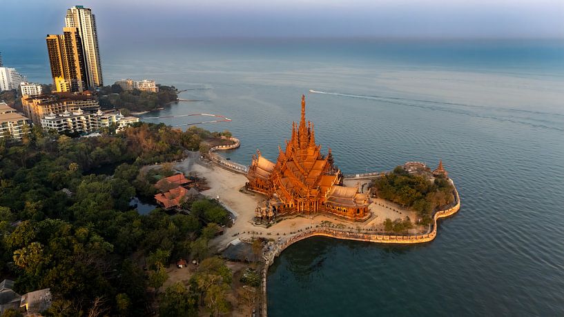 Vue aérienne du Sanctuaire de la Vérité au lever du soleil, Pattaya, Thaïlande par Franklin Driessen