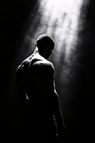 Silhouette dans une lumière dramatique