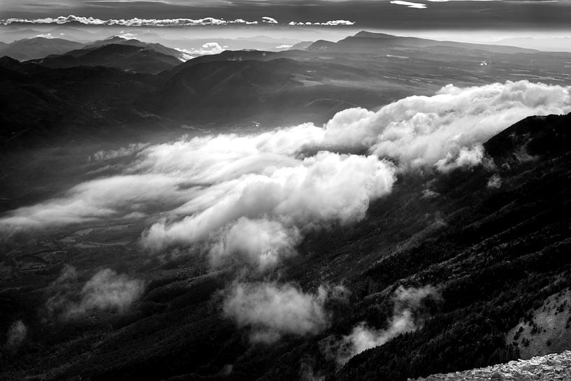 Ochtendmist over de Provence vanaf de Mont Ventoux van Flatfield