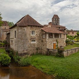 Maisons et église à Saint-Jean-de-Côle, France sur Joost Adriaanse
