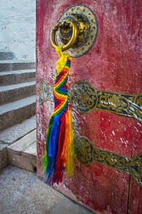 Die Tür ist offen in einem Kloster Tibet