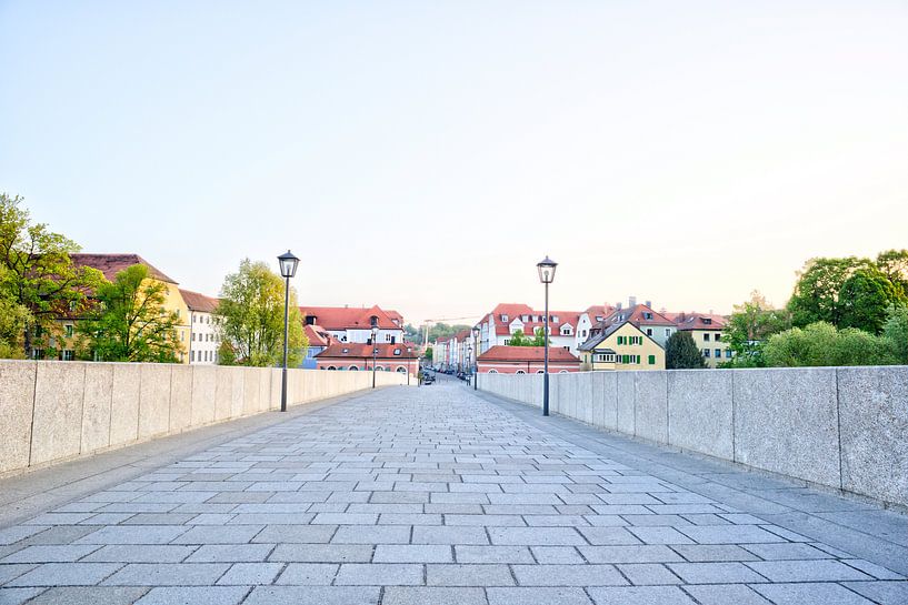 Uitzicht vanaf de stenen brug naar Stadtamhof Regensburg van Roith Fotografie