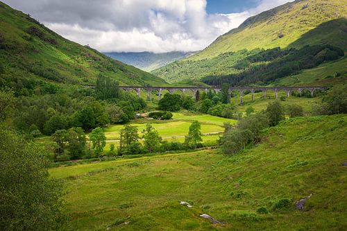 Glenfinnan-Viadukt über grünem Tal in Schottland