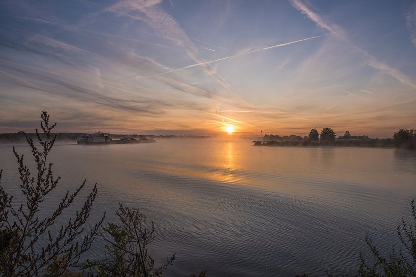 Schip op Nederrijn van Moetwil en van Dijk - Fotografie