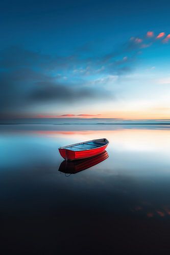 Eenzame boot, kalme oceaan