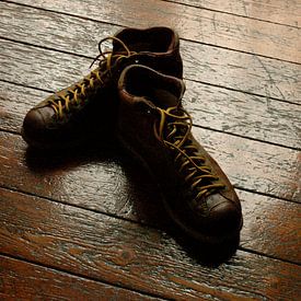 Schoenen op houten vloer van Marcel Römer